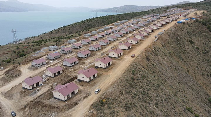 TOKİ’nin köy konutları yazlık villa havasında!